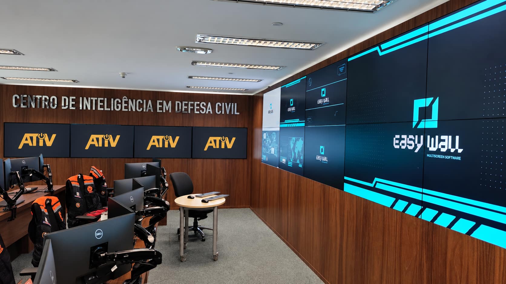 Centro de inteligência em defesa civil, com postos de operação e videowall EasyWall